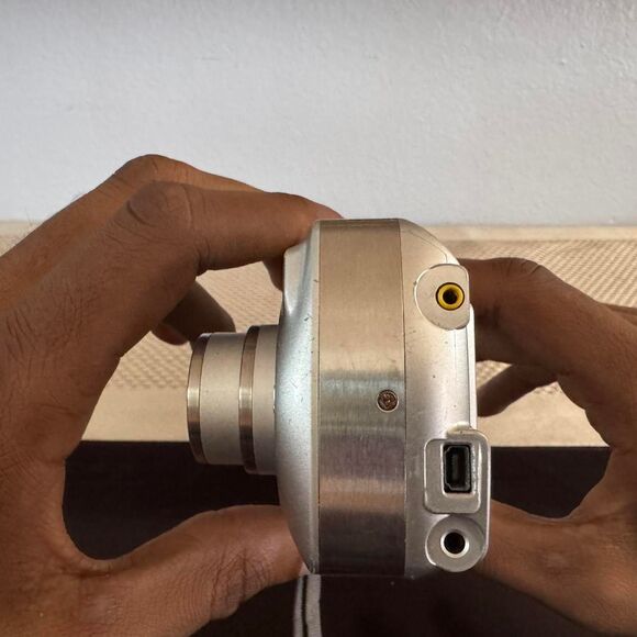 Fujifilm Finepix A340 Vintage Digital Camera - Picture 4 of 8